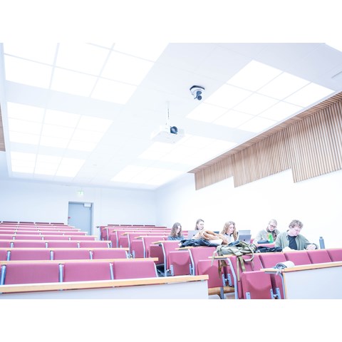 Uni of Bergen lecture hall with HCL luminaires from Glamox.jpg